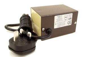 M4 Gaugemaster Complete cased transformer with mains plug.  Output 2 x 12v A.C. at 1.25 amps for lighting Z gauge etc.