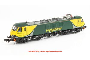 371-790SF Graham Farish Class 900 Electric Loco number 90 042 in Freightliner Powerhaul livery