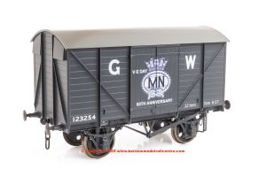 7F-066-013 Dapol  Van VE Day Merchant Navy 80th